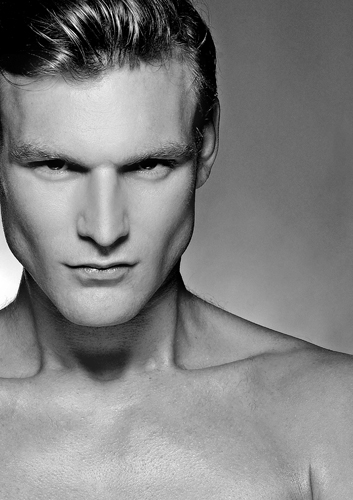 Chris — Model & Host in Bobigny photo 2