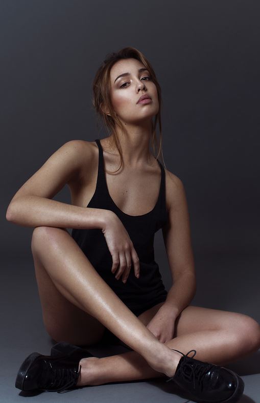 M&eacute;lina — Model & Hostess in Paris photo 1