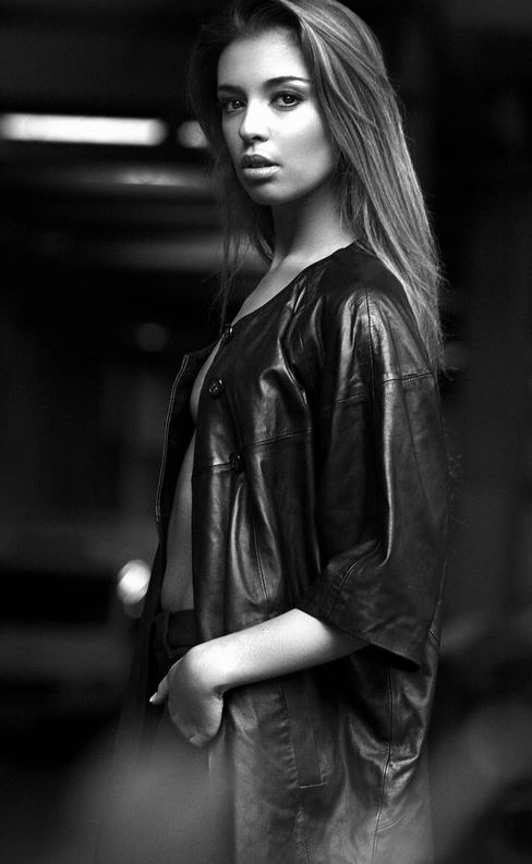 M&eacute;lina — Model & Hostess in Paris photo 15