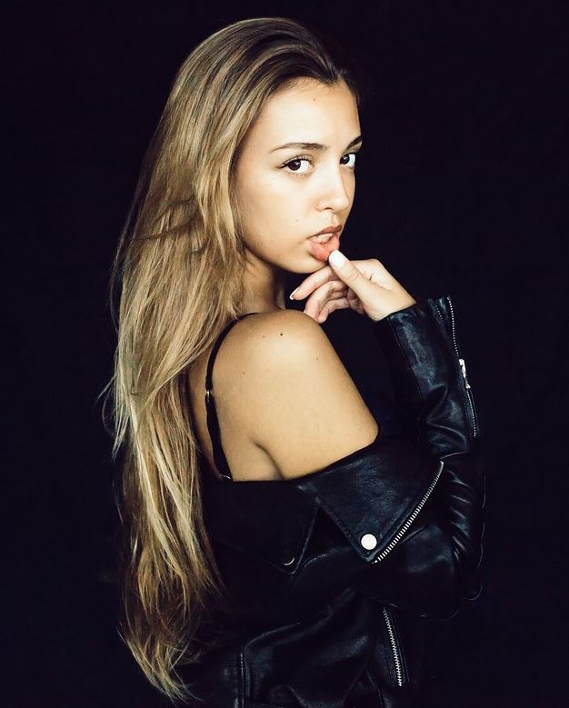 M&eacute;lina — Model & Hostess in Paris photo 21