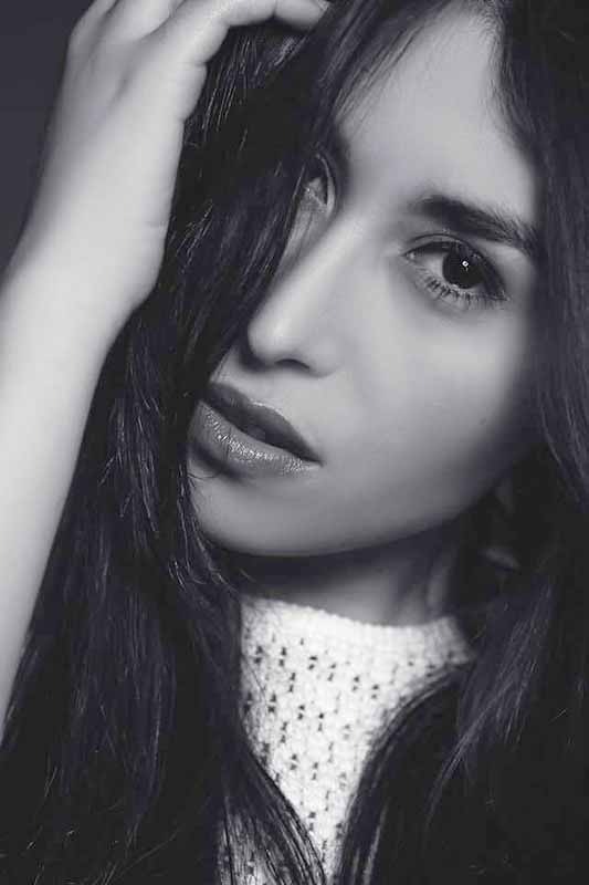 Yasmine — Model & Hostess in Paris photo 4