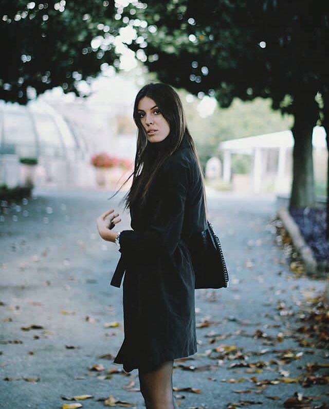 Lou — Model & Hostess in Parigi photo 1