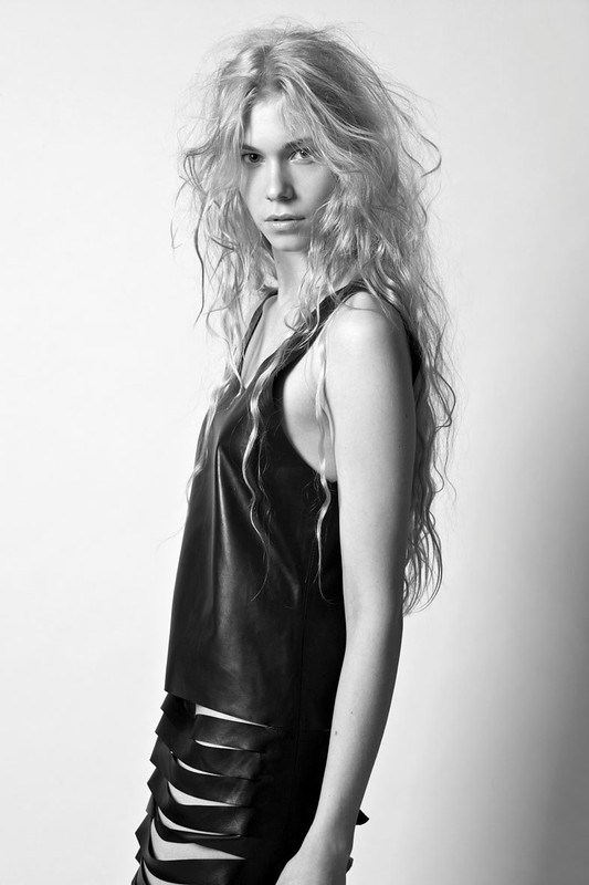 Sarah — Model & Hostess in Paris photo 6
