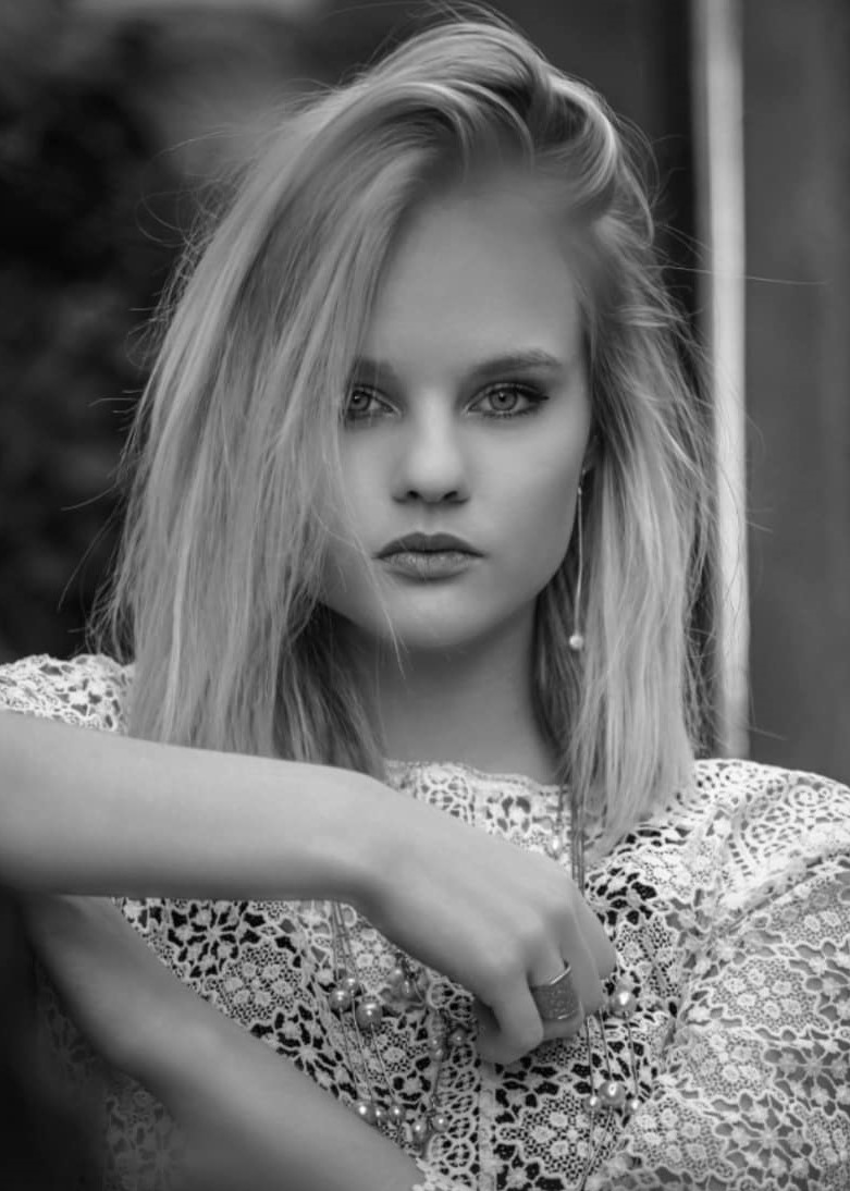 Manon — Model & Hostess in Paris photo 3