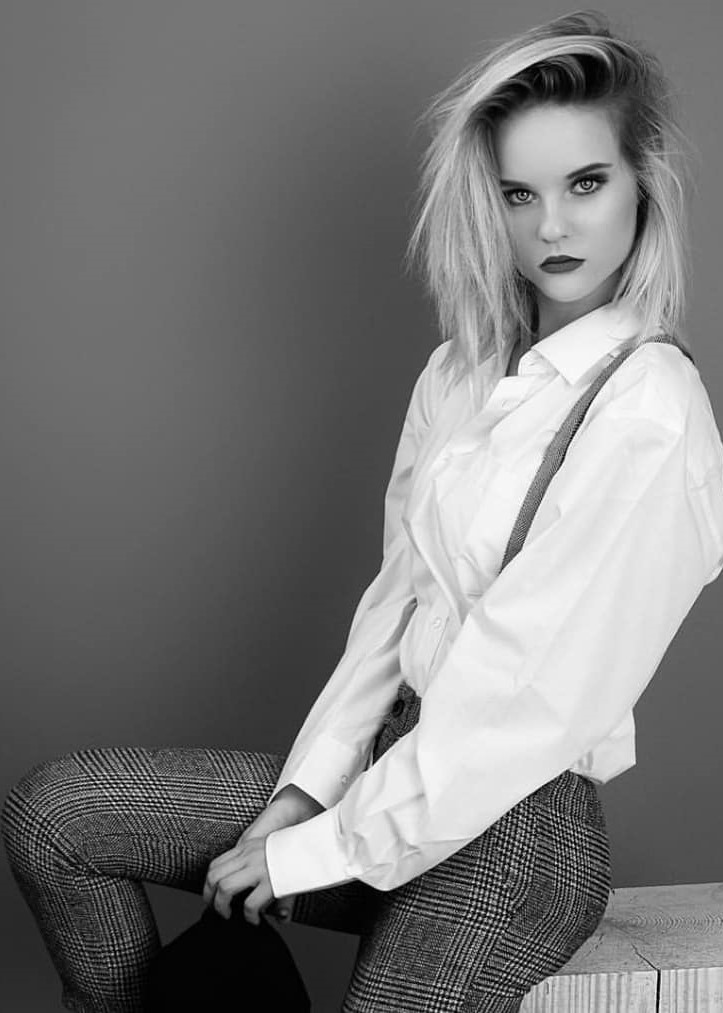Manon — Model & Hostess in Paris photo 8