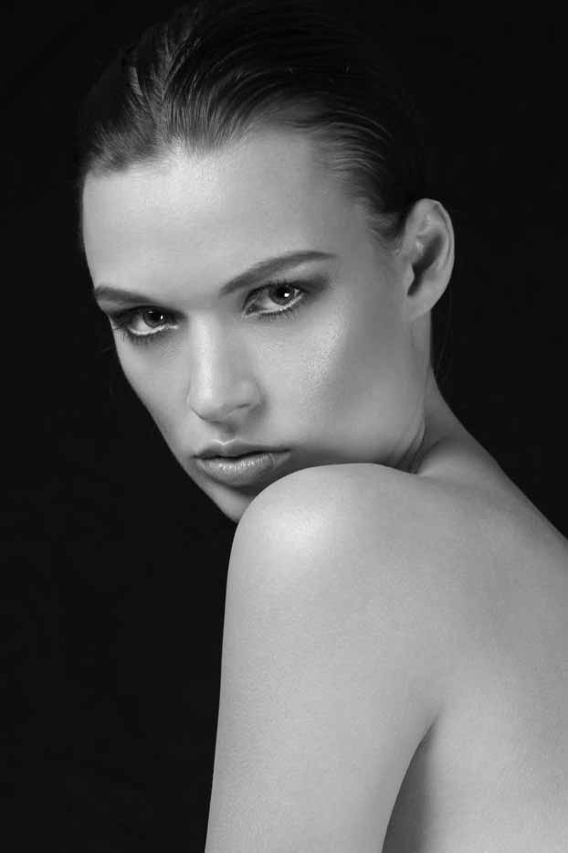 Nathalie — Model & Hostess in Paris photo 1