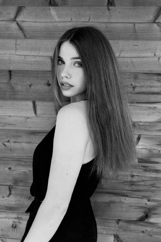 Sarah — Model & Hostess in Rh&ocirc;ne photo 4