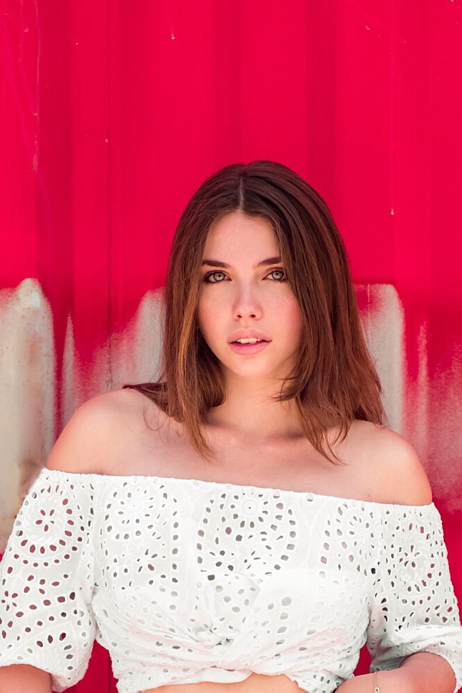 Sarah — Model & Hostess in Rh&ocirc;ne photo 6