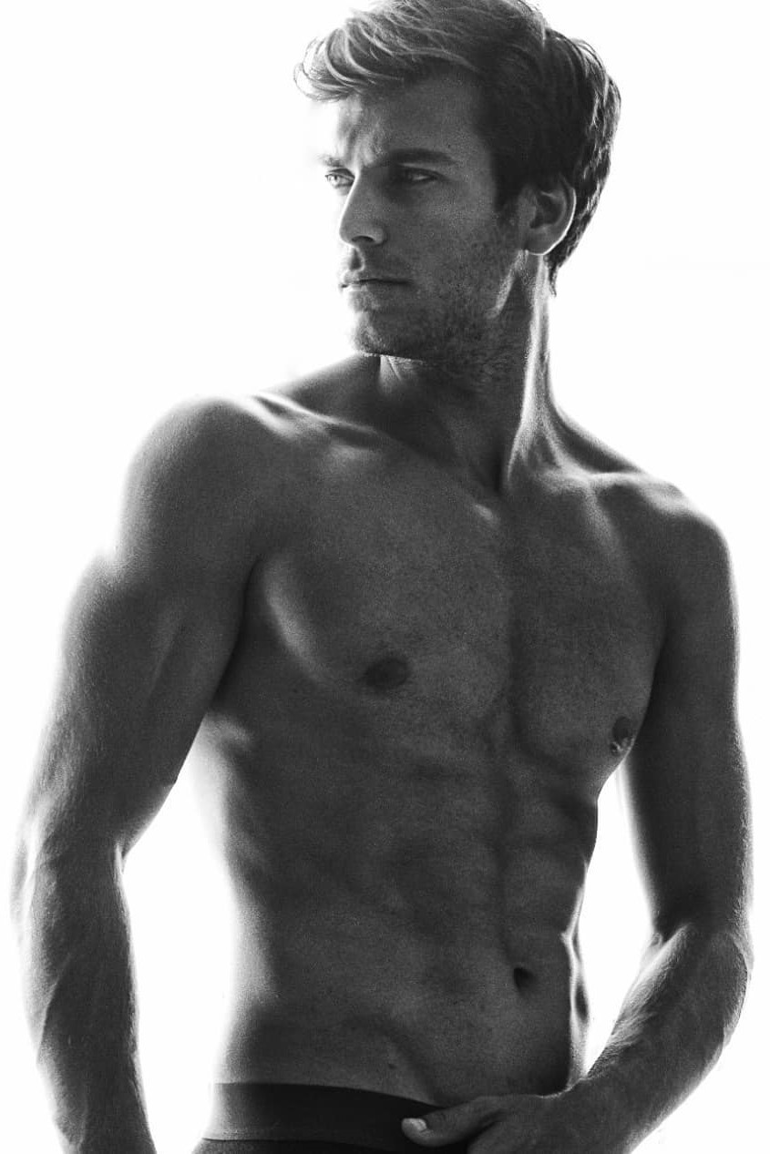 Fabi&aacute;n — Model & Host in Barcelona photo 6
