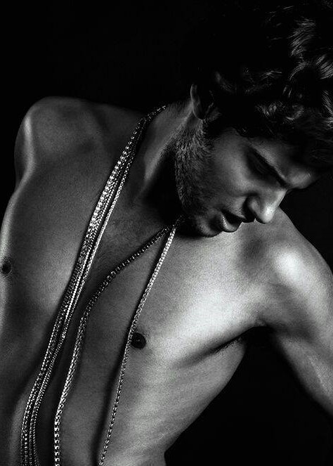 Oscar — Model & Host in Madrid photo 2
