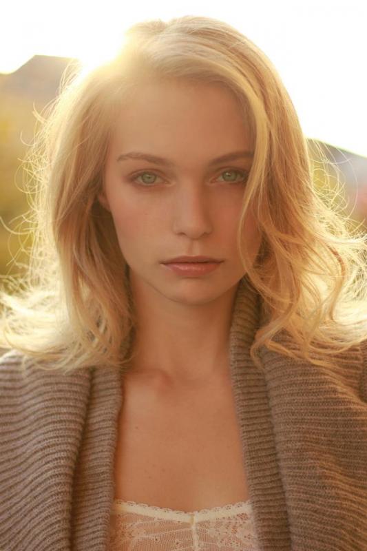 Ang&eacute;lique — Model & Hostess in Paris photo 3