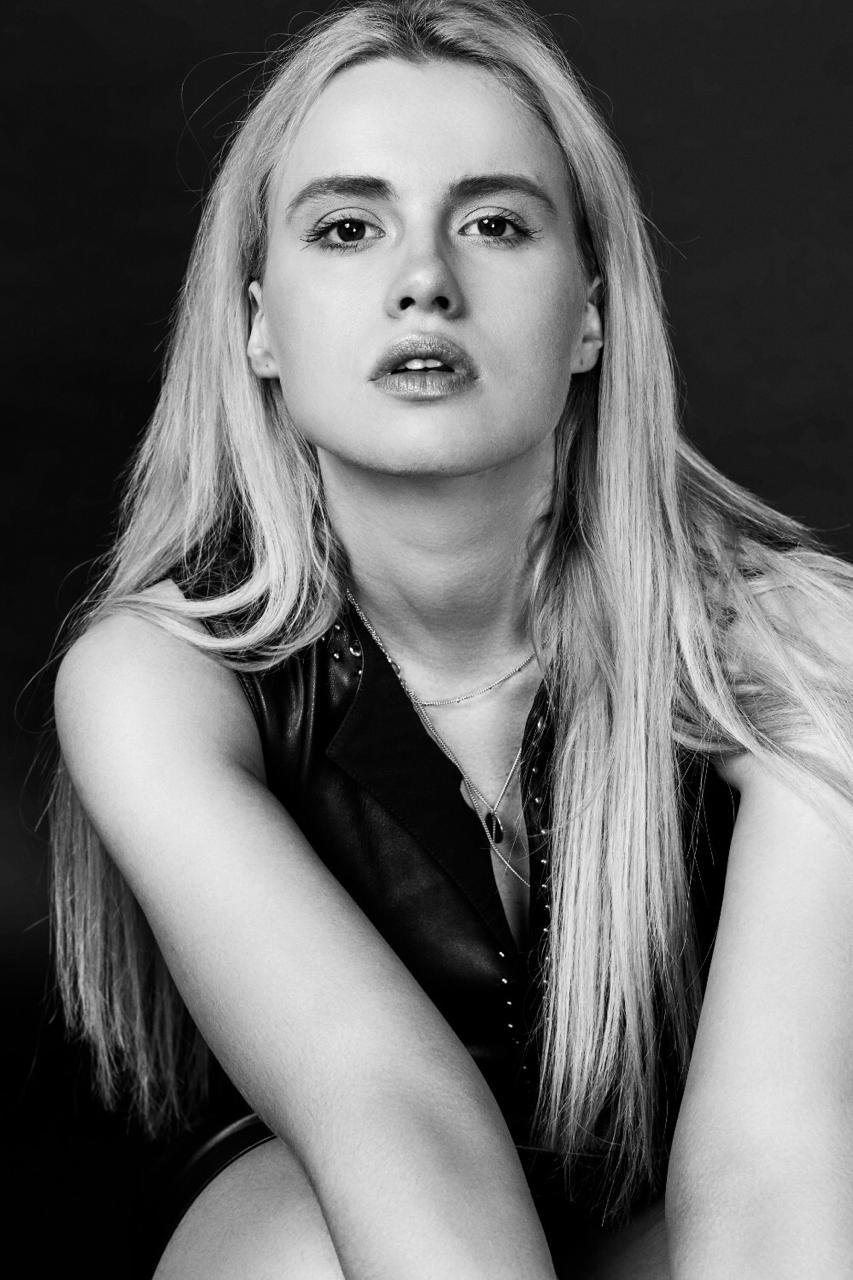 Ksenia — Model & Hostess in Paris photo 14