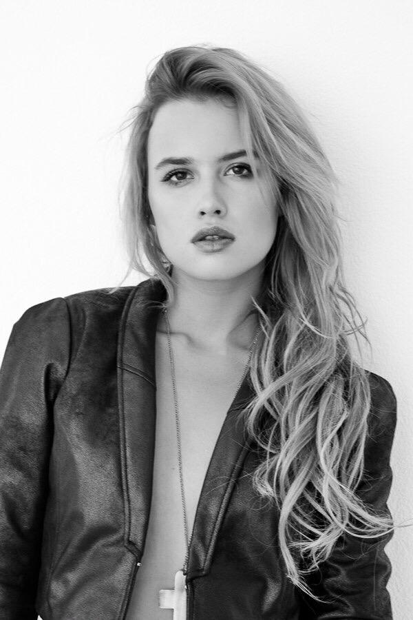 Ksenia — Model & Hostess in Paris photo 2