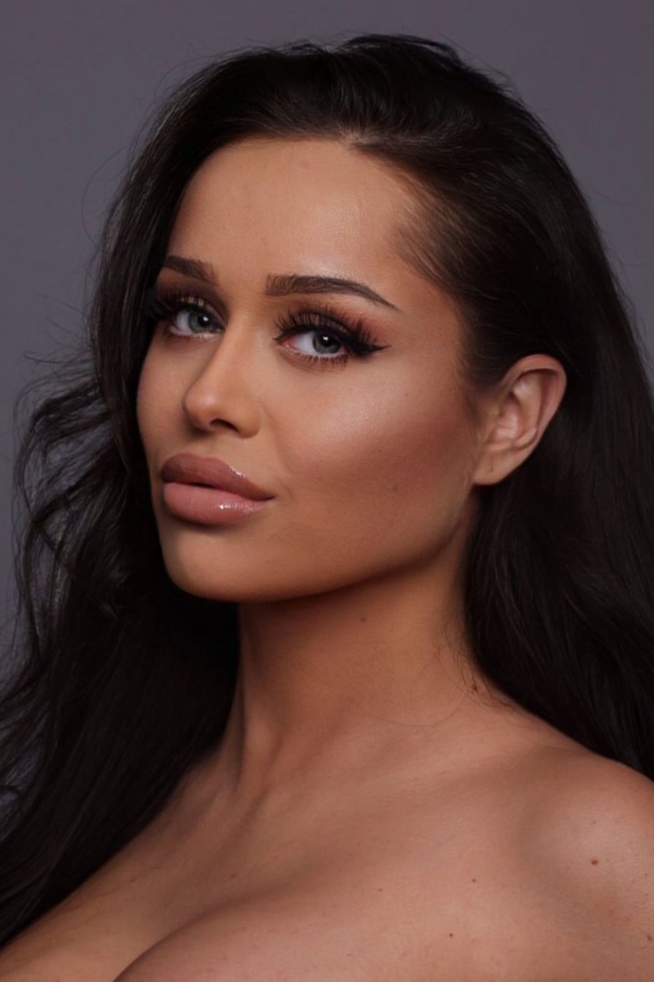 KAMILA — Model in D&uuml;sseldorf | Eye On Model