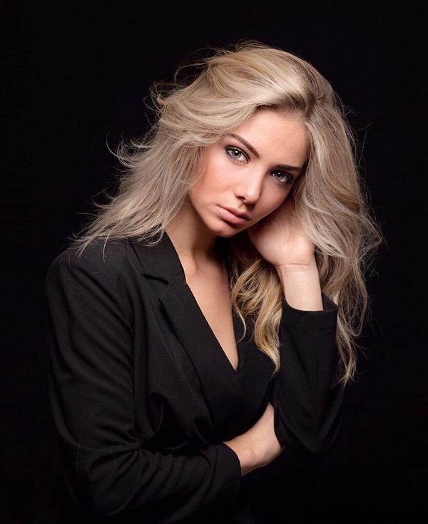 Sixtine — Model & Hostess in Paris photo 1