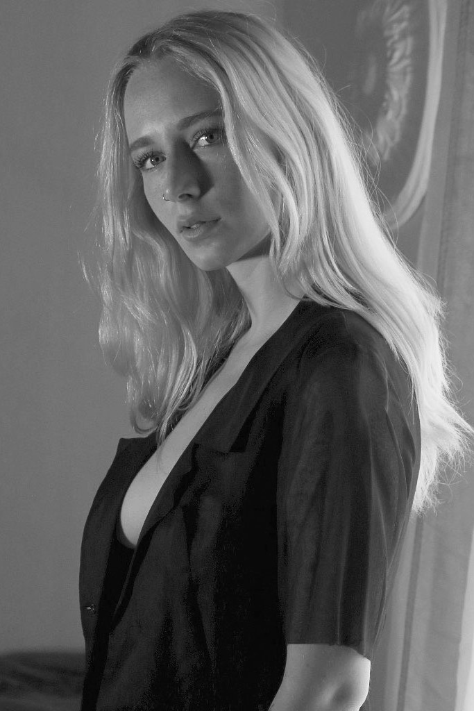 Eliana — Model & Hostess in Milano photo 3