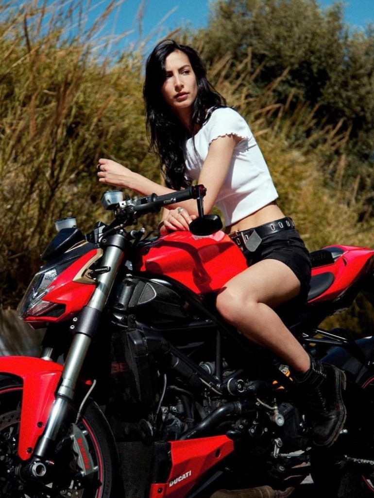 Giorgia — Model & Hostess in Wood Street Village photo 7