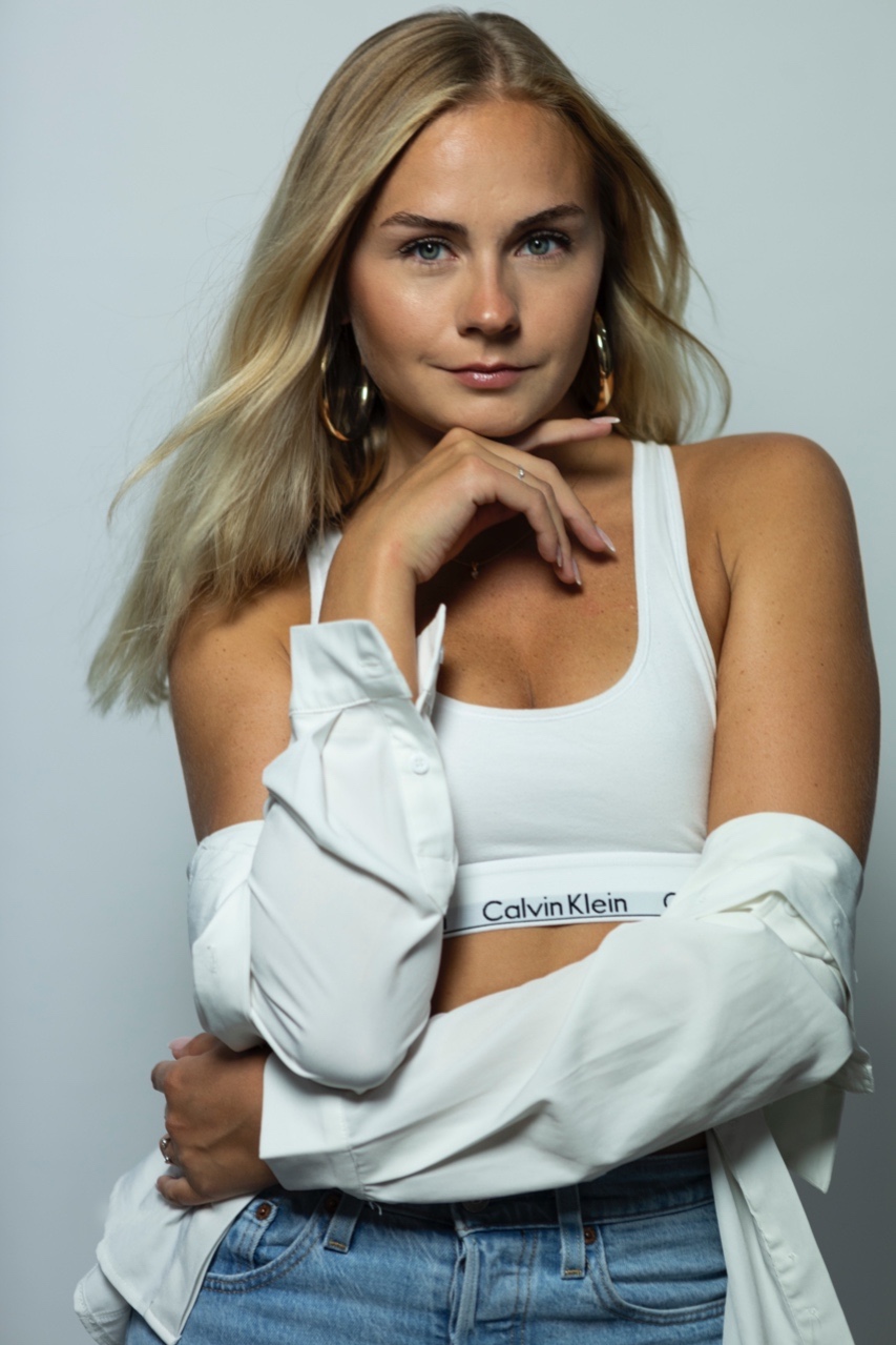 Adeline — Model & Hostess in Paris photo 3