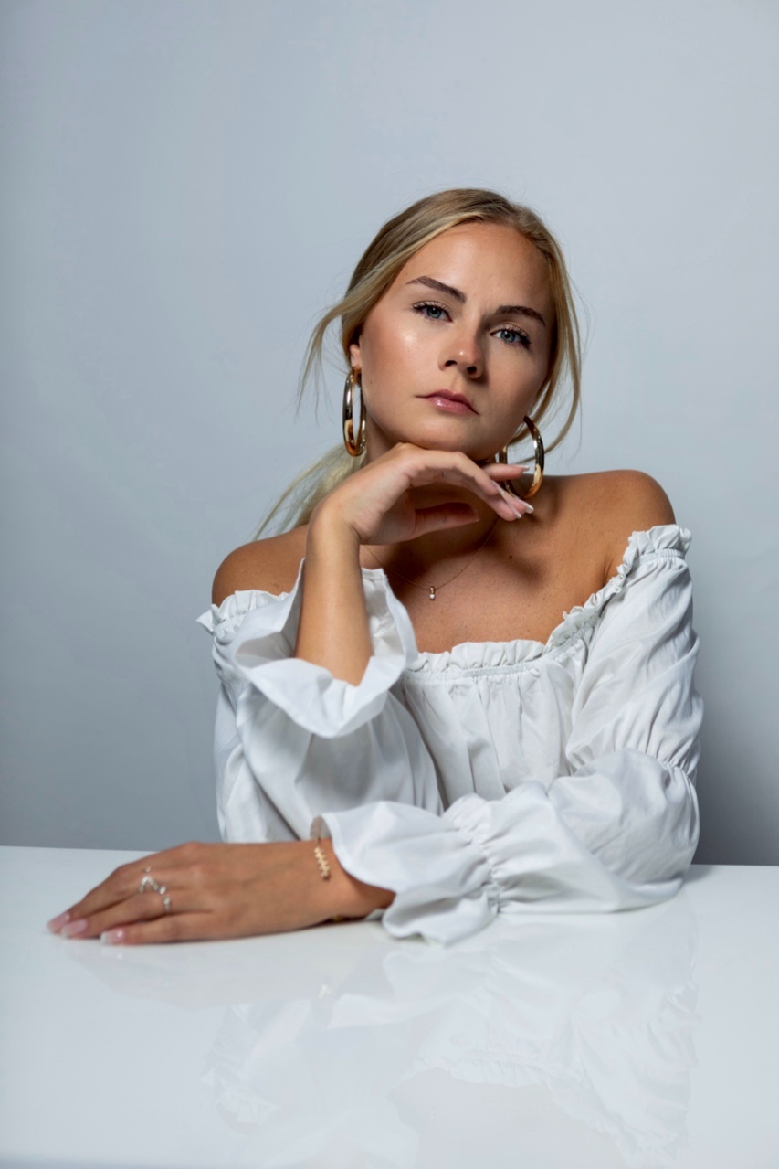 Adeline — Model & Hostess in Paris photo 6