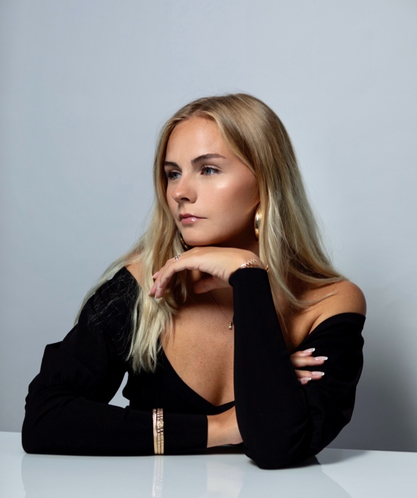 Adeline — Model & Hostess in Paris photo 7