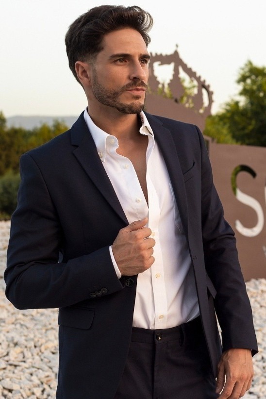 H&eacute;ctor — Model & Host in Sotillo De La Adrada photo 13