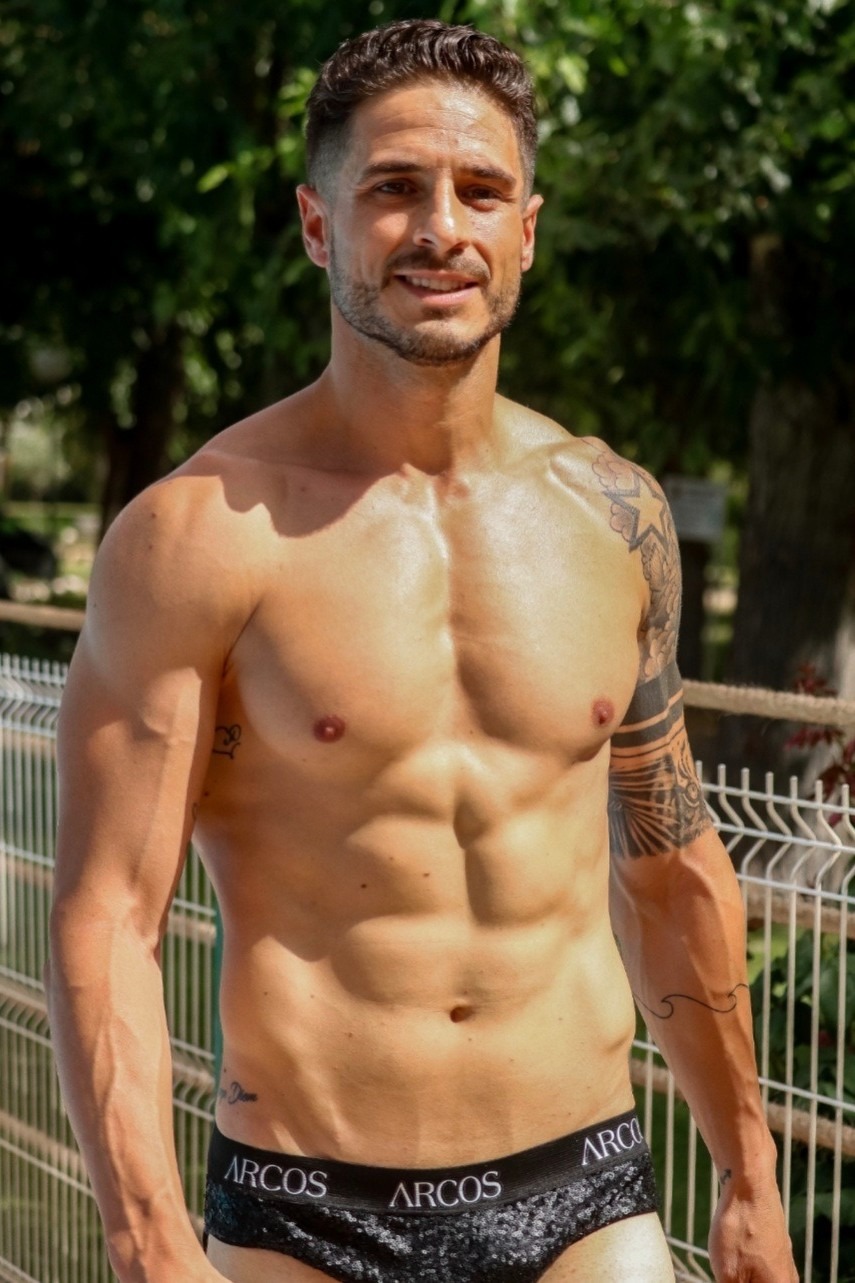 H&eacute;ctor — Model & Host in Sotillo De La Adrada photo 14