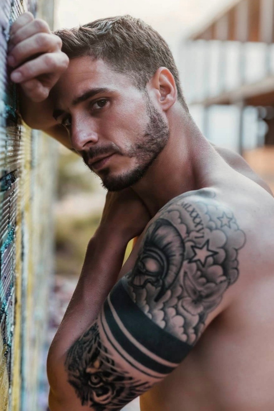 H&eacute;ctor — Model & Host in Sotillo De La Adrada photo 5