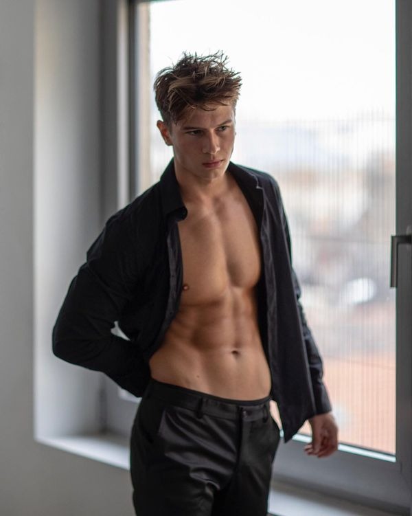 &Aacute;d&aacute;m — Model & Host in Budapest photo 1