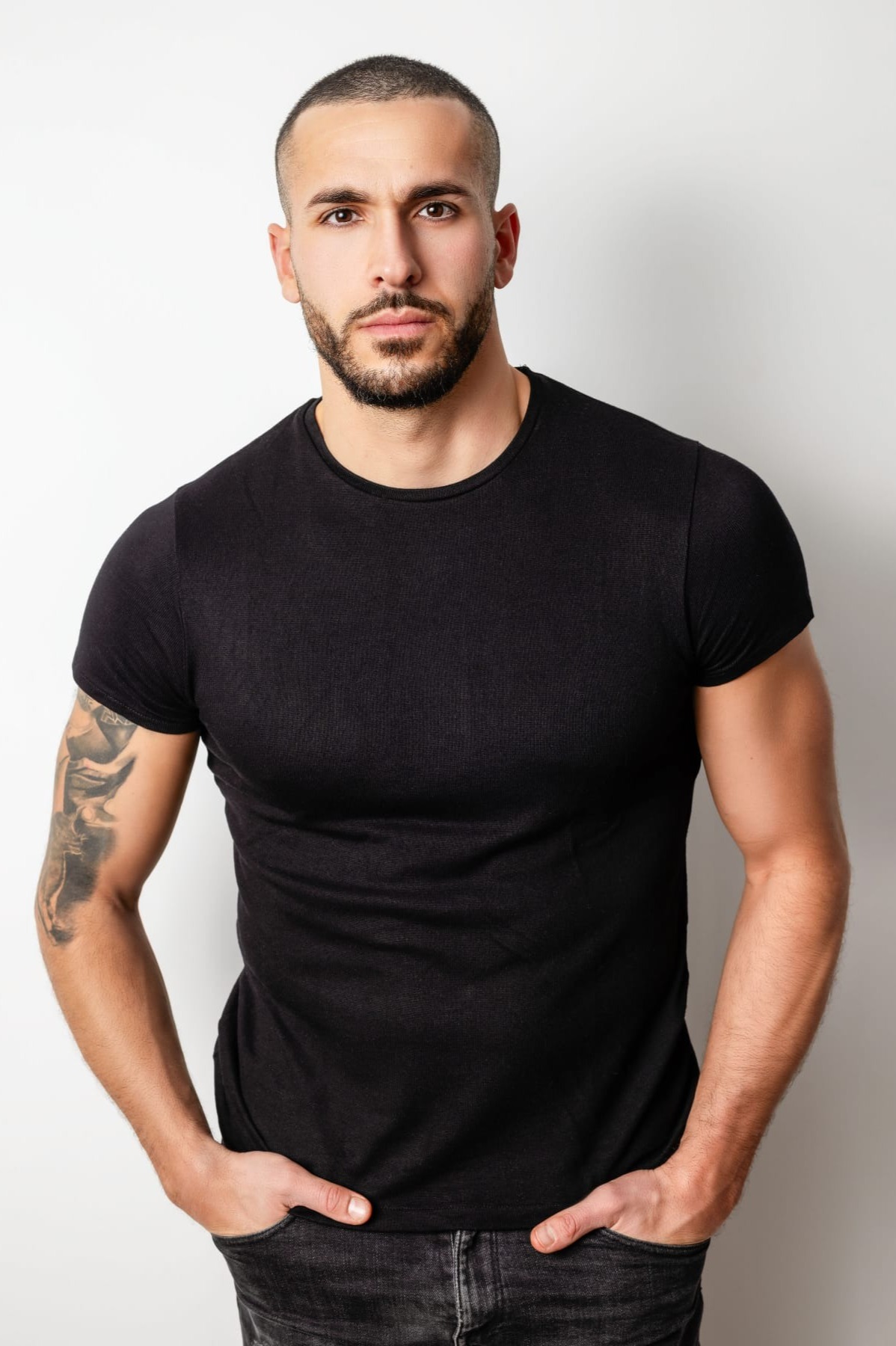 Juan — Model & Host in Itteville photo 1