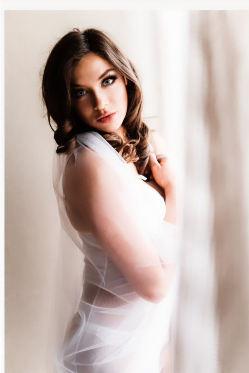 Laura — Model & Hostess in West Midlands photo 1