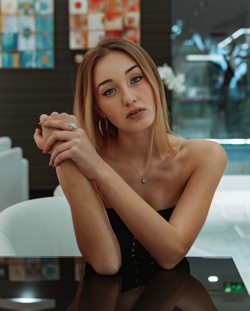 Alice — Model & Hostess in Du photo 1