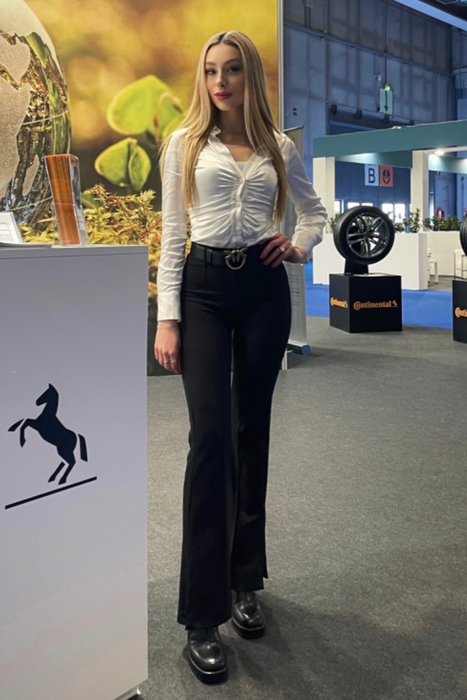 Giulia — Model & Hostess in Campagnola photo 1