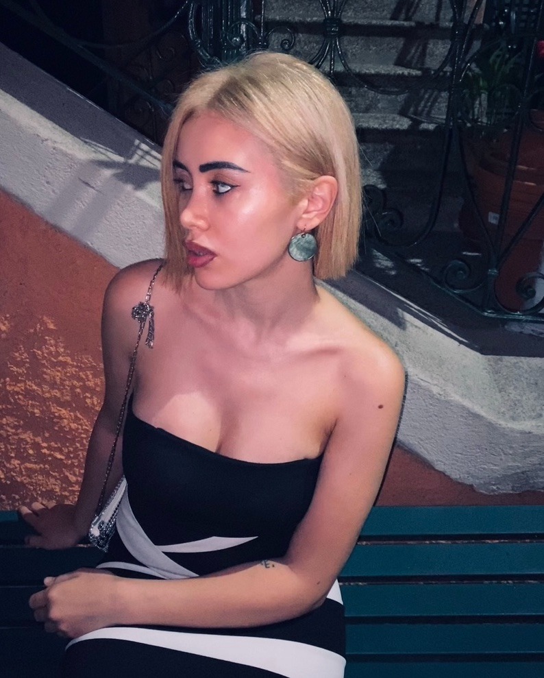 Sarah — Model & Hostess in Milano photo 2