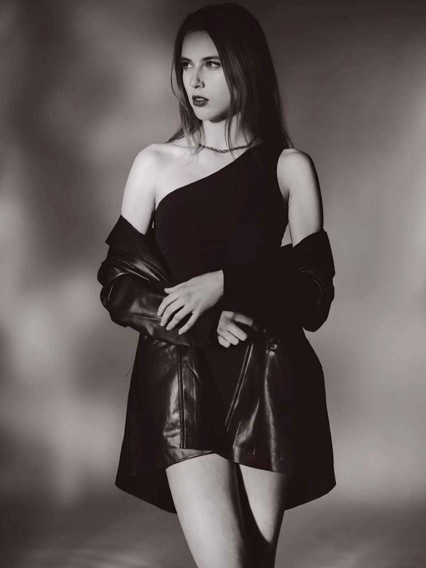 Suzanne — Model & Hostess in Hoogland photo 4