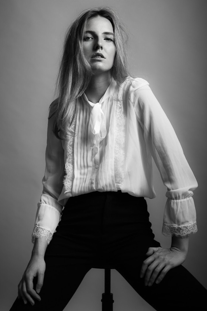 Julie — Model & Hostess in Versailles photo 1