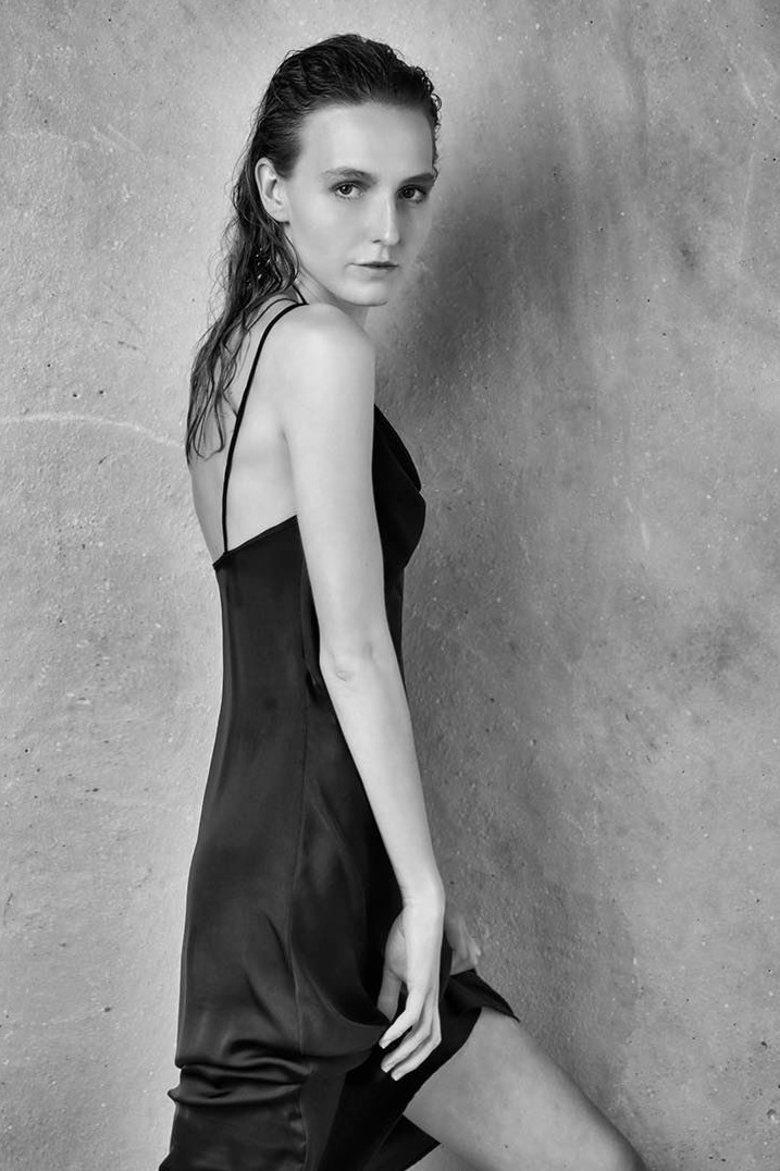 Julie — Model & Hostess in Versailles photo 2