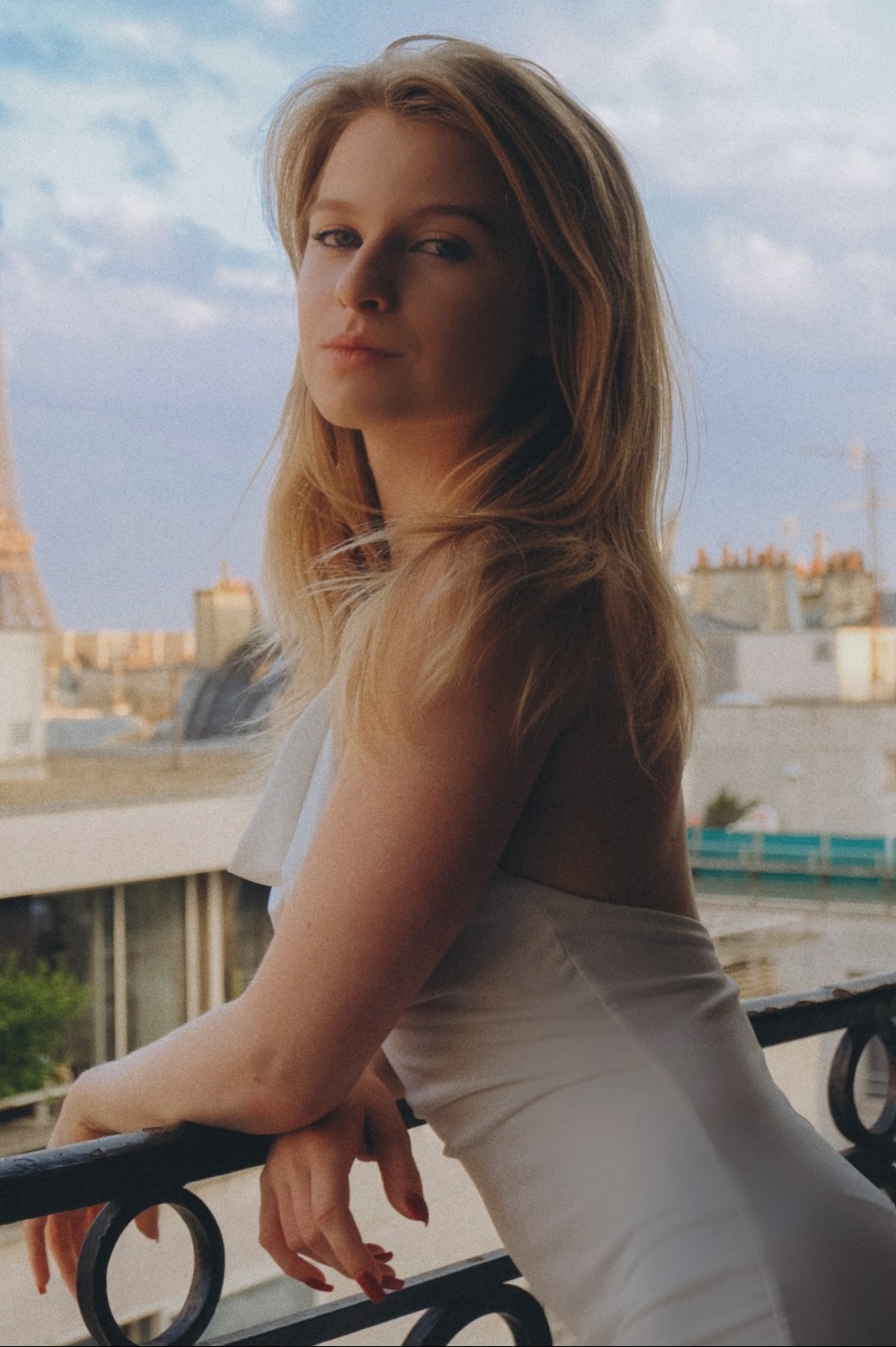 Dina — Model & Hostess in Paris photo 4