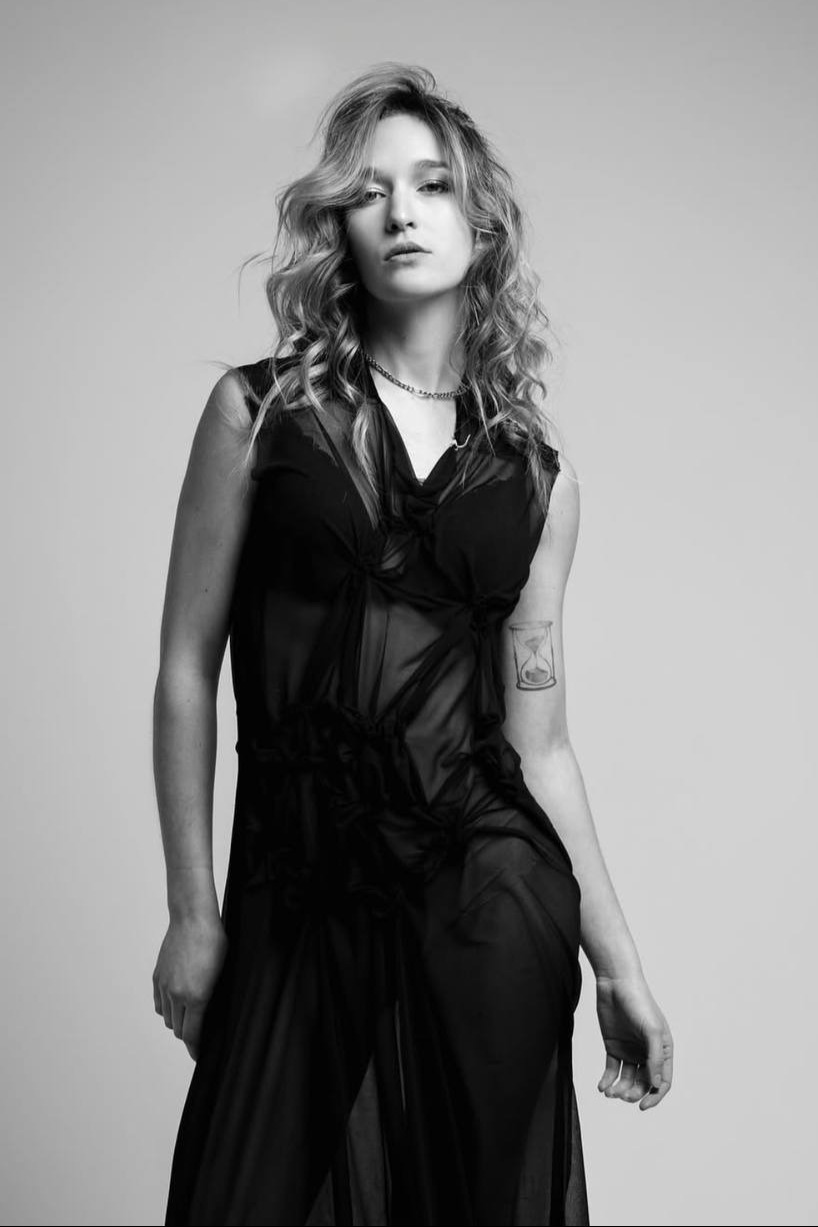 Mathilde — Model & Hostess in Toussieu photo 1