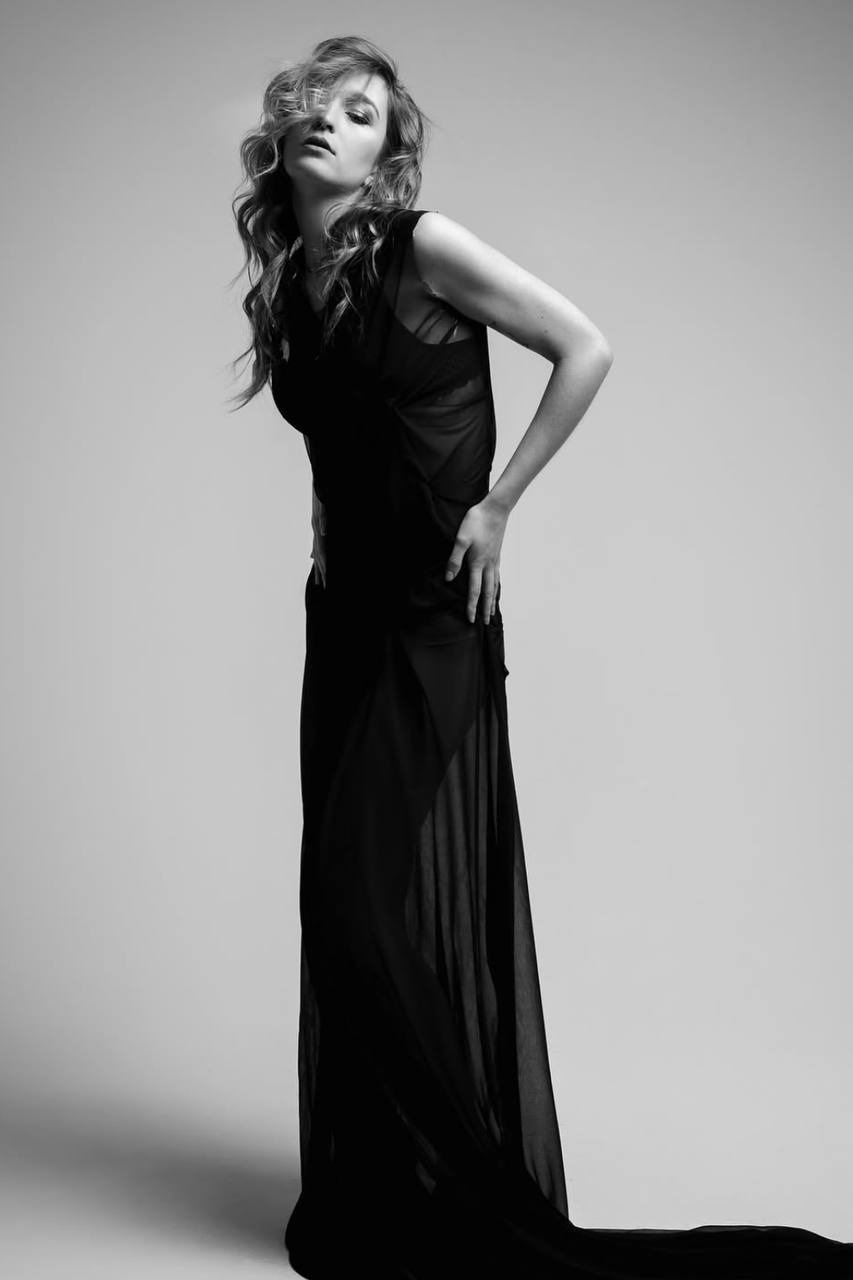 Mathilde — Model & Hostess in Toussieu photo 2