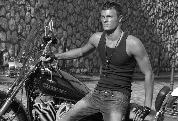 Romain — Model & Host in &eacute;vry photo 1