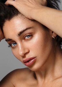 Corinne — Model in Milano | Eye On Model