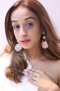 POOJA — Model in Navi Mumbai | Eye On Model