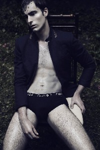 ANDREU — Model in V | Eye On Model